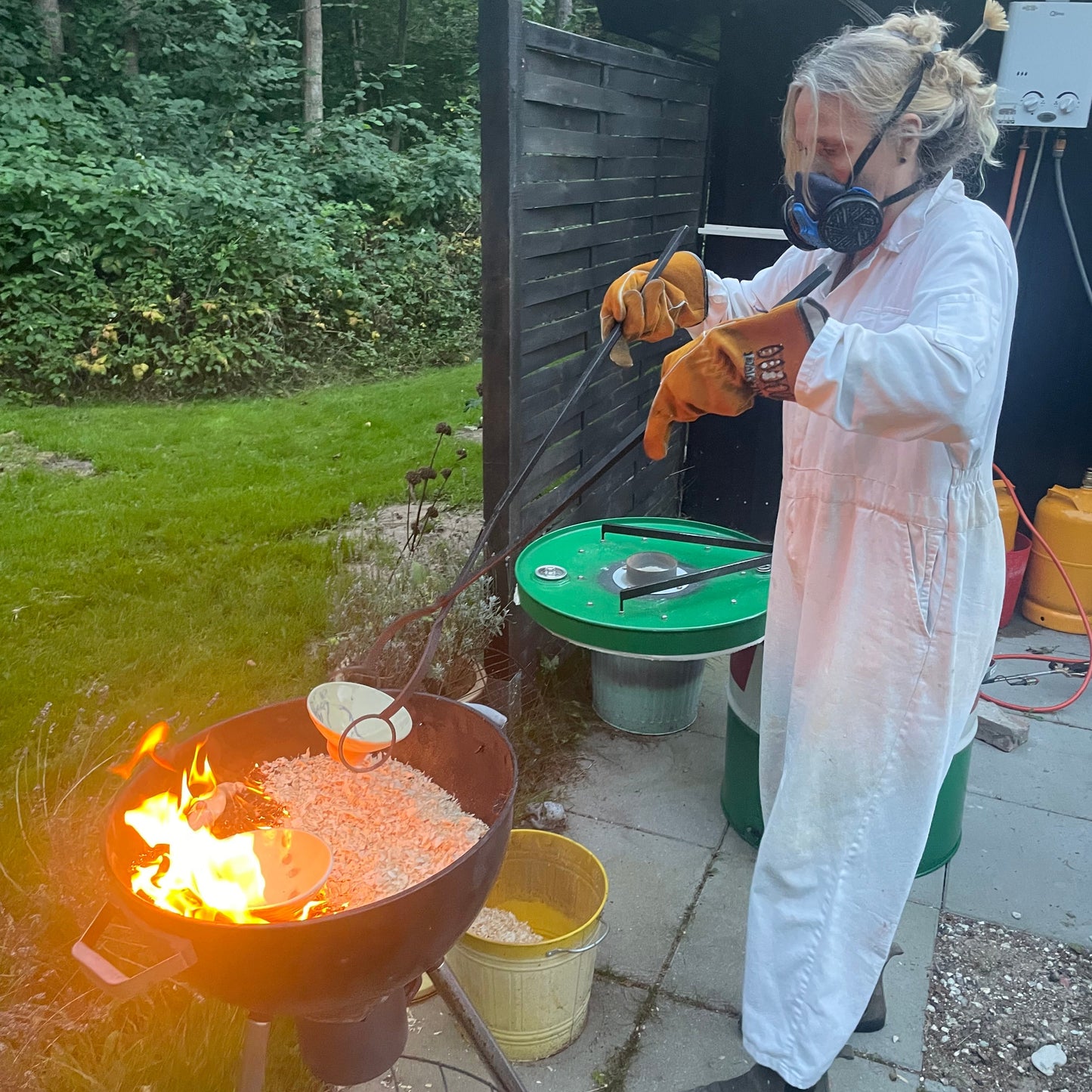 Raku brænding i tønde med glødende keramik hos harpa.form