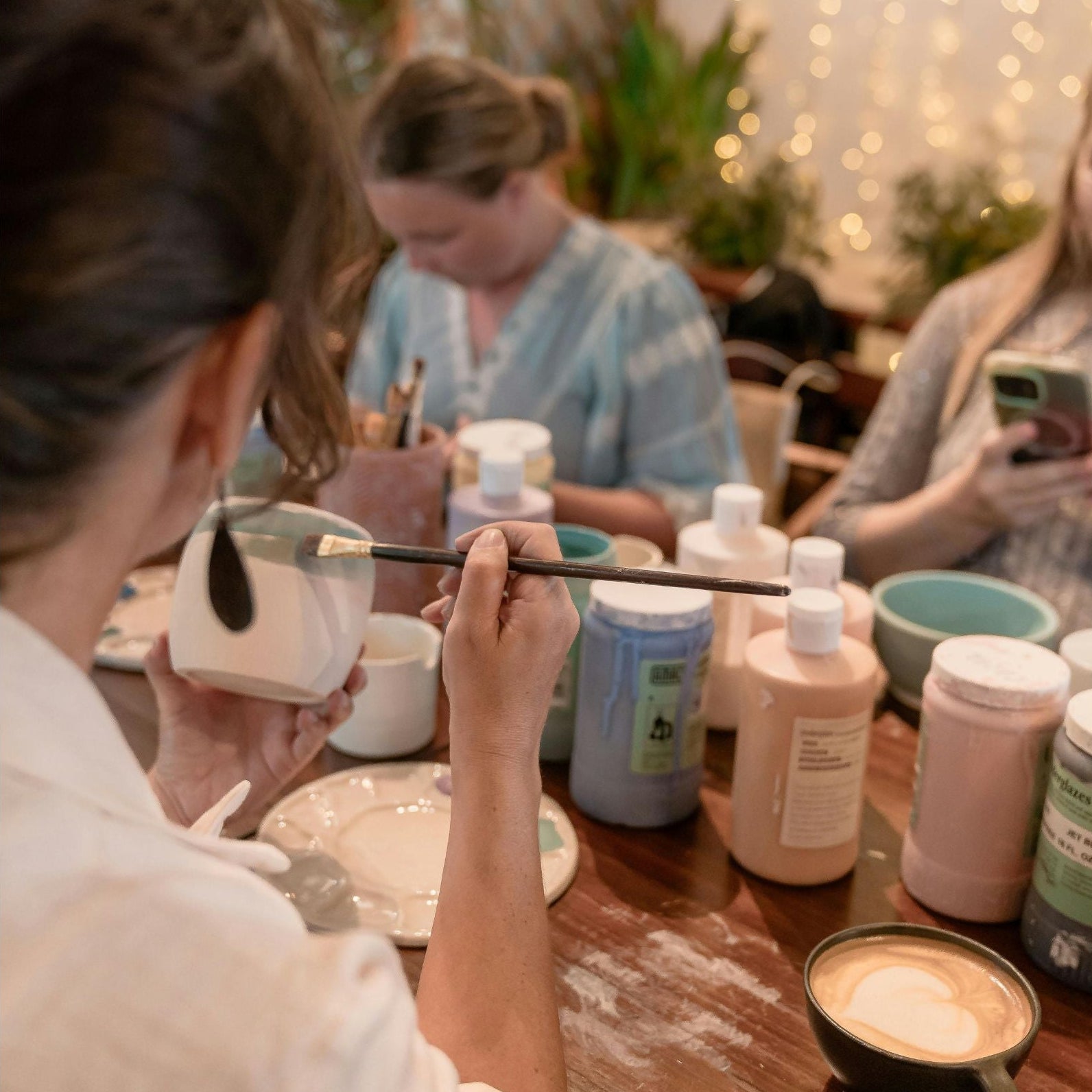 kursister der maler deres emner på keramikkursus