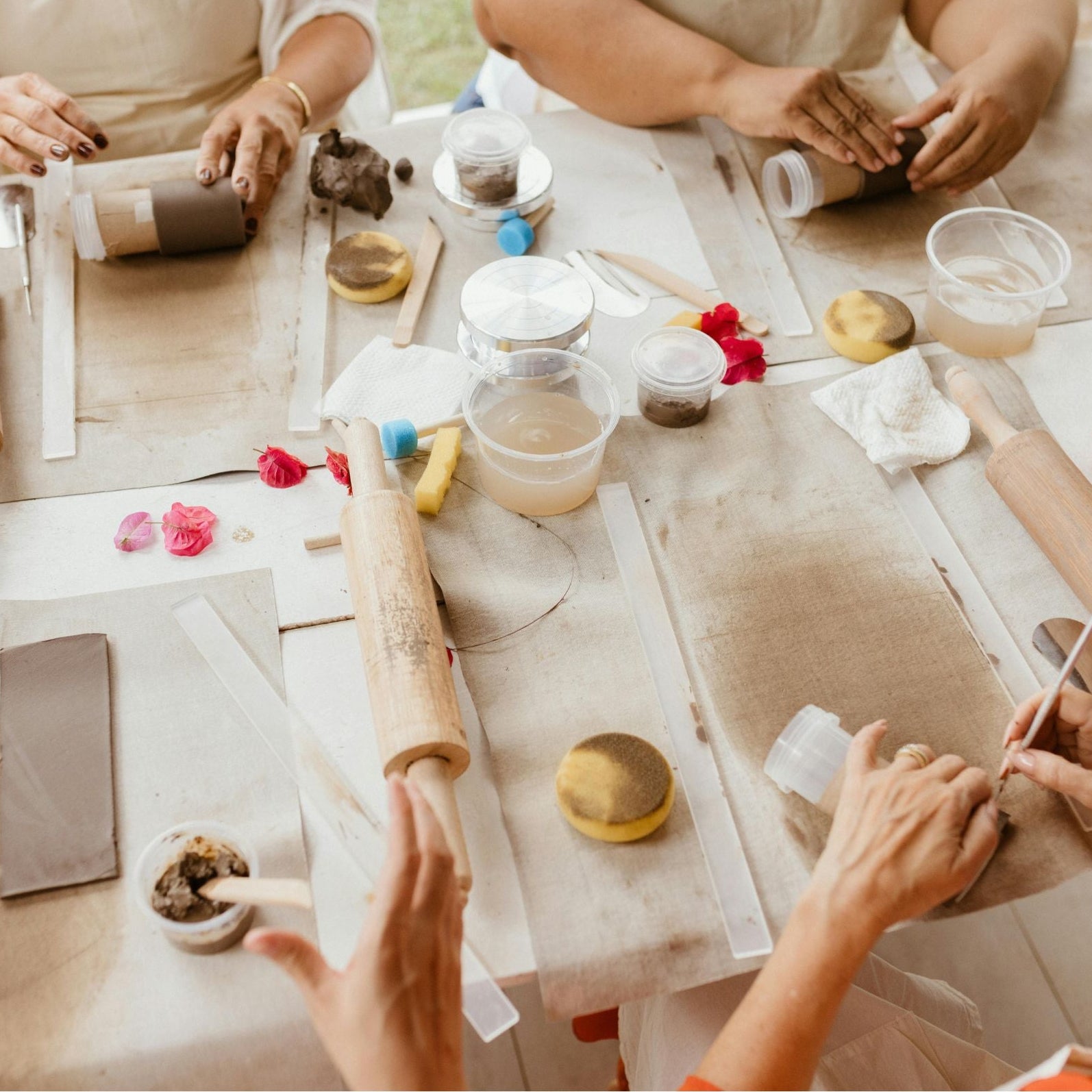 hænder der arbejder med ler på kermaikkursus i birkerød