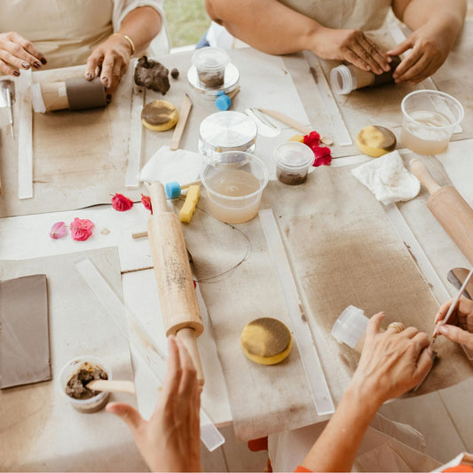 hænder der arbejder med ler på kermaikkursus i birkerød